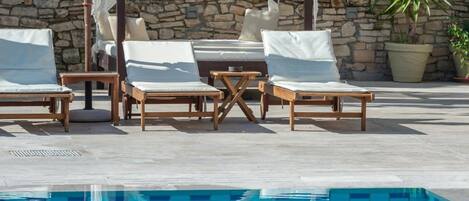 Piscine extérieure, parasols de plage, chaises longues