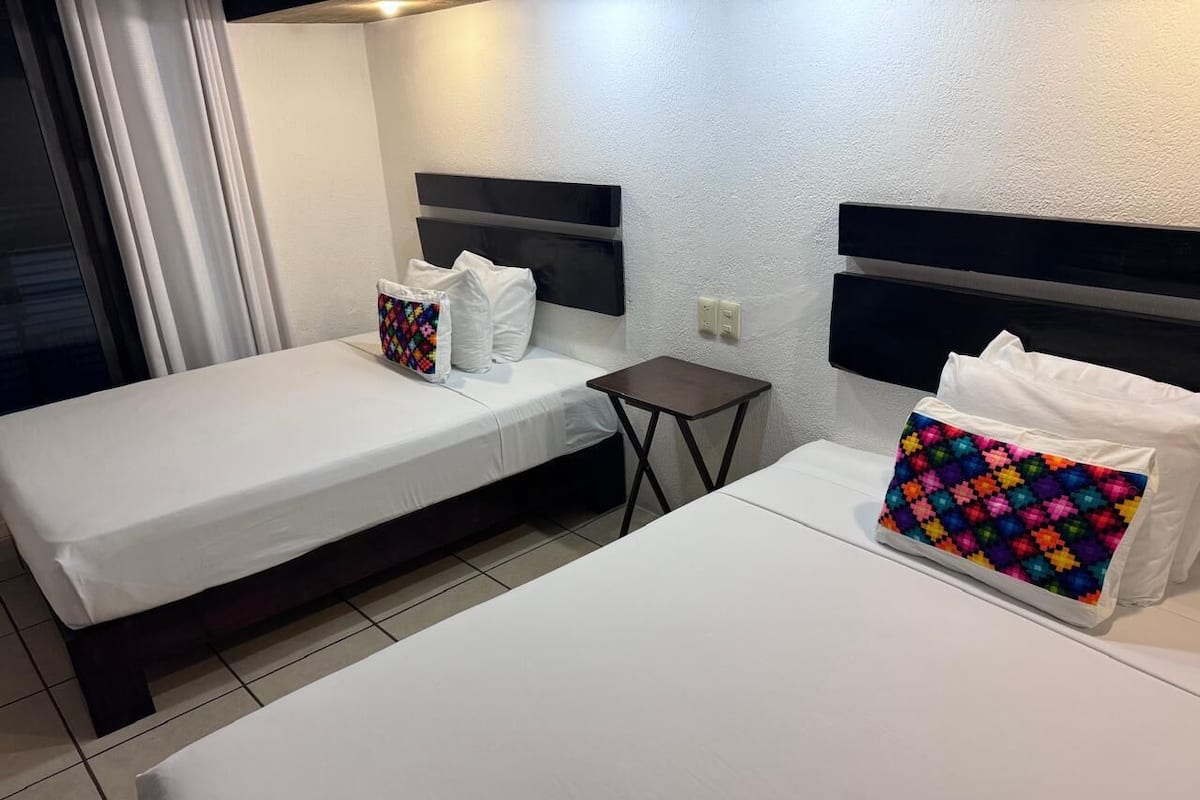 ห้องพัก, เตียงใหญ่ 2 เตียง | ตู้นิรภัยในห้องพัก, โต๊ะทำงาน, Wi-Fi ฟรี, ผ้าปูที่นอน