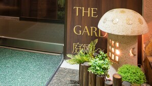 Una puerta de madera con un letrero que dice "WAY TO THE GARDEN" y el número "3F" que indica el nivel del piso.