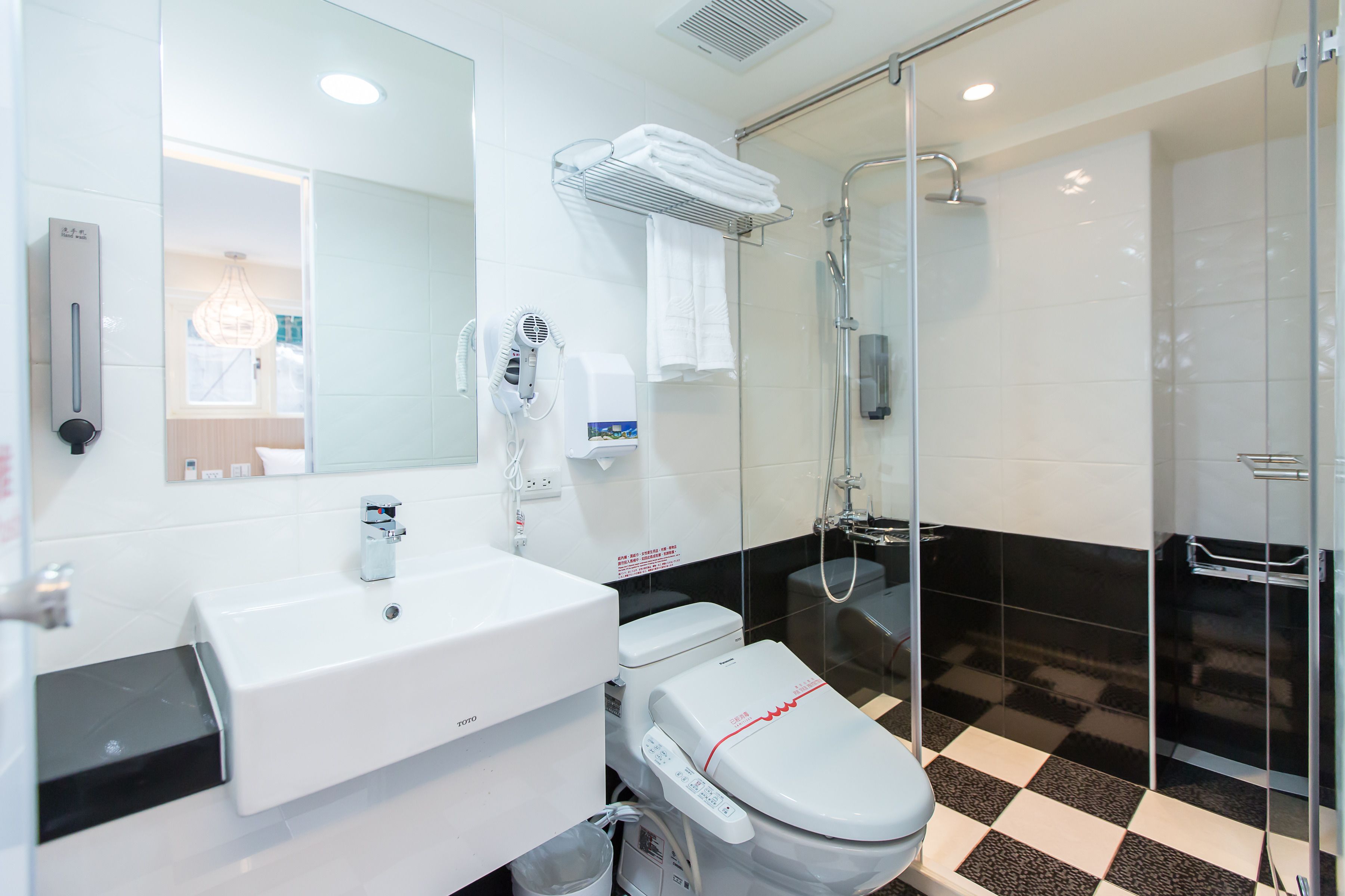 shower, free toiletries, hair dryer, towels