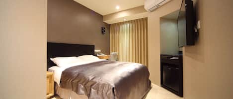 Superior Double Room with Window | Desk, soundproofing, free WiFi, bed sheets