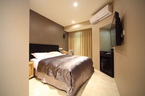 Desk, soundproofing, free WiFi, bed sheets - E-House (Taipei)