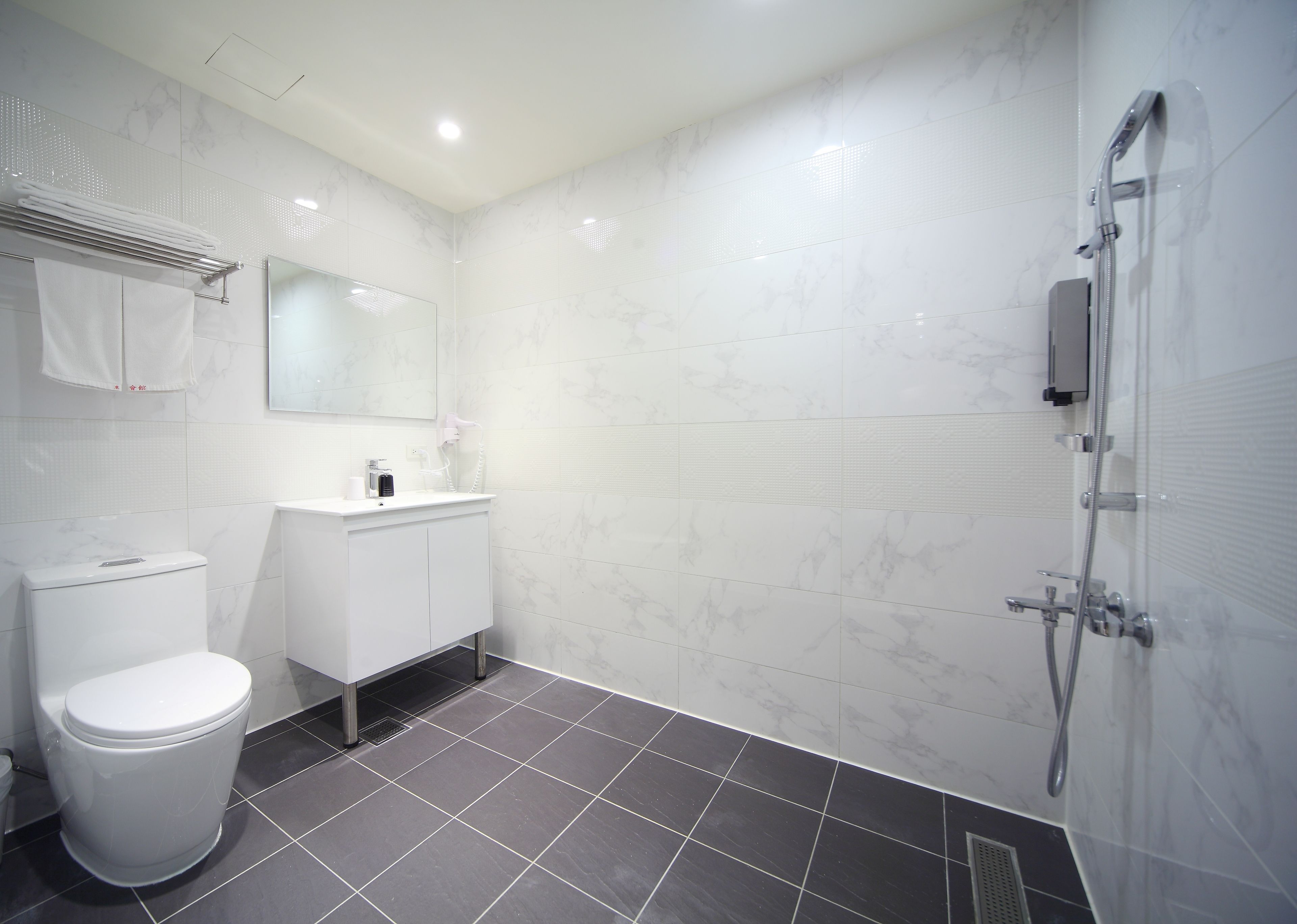 Dusche, kostenlose Toilettenartikel, Haartrockner, Hausschuhe