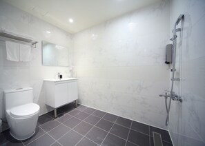 Bruser, gratis toiletartikler, hårtørrer, hjemmesko