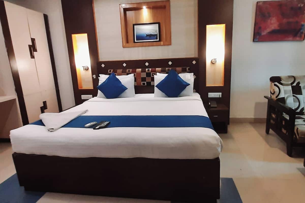 Premium Room, 1 Bedroom | 1 bedroom, individually decorated, individually furnished, desk