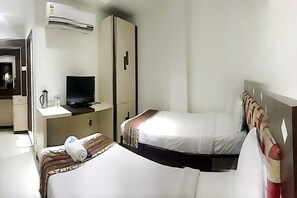 Basic Twin Room, 2 Single Beds | Living area