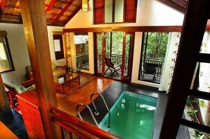 Minibar, caja de seguridad en la habitación y cortinas blackout 