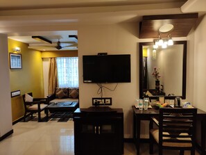 Standard-huone, 1 parisänky | Olohuone | 32–tuumainen LCD-televisio, jossa kaapelikanavat