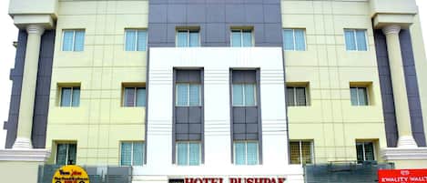 Façana frontal de l'allotjament (vespre/nit)