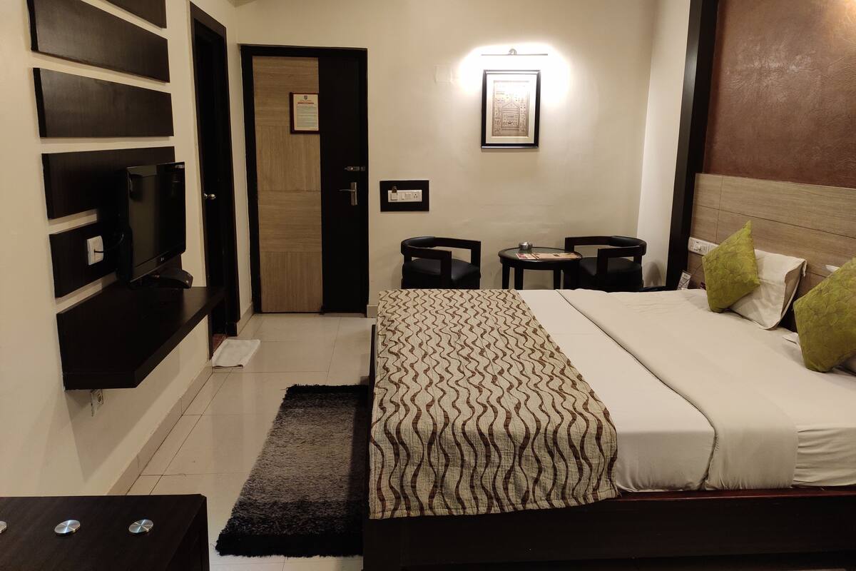 Executive Room, 1 Double Bed | 1 bedroom, premium bedding, minibar, in-room safe