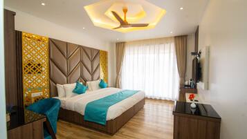 EXECUTIVE ROOM | Premium bedding, in-room safe, desk, laptop workspace