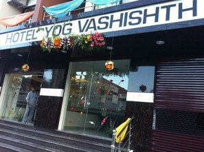 Front of property - Hotel Yog Vashishth (Yamkeshwar)