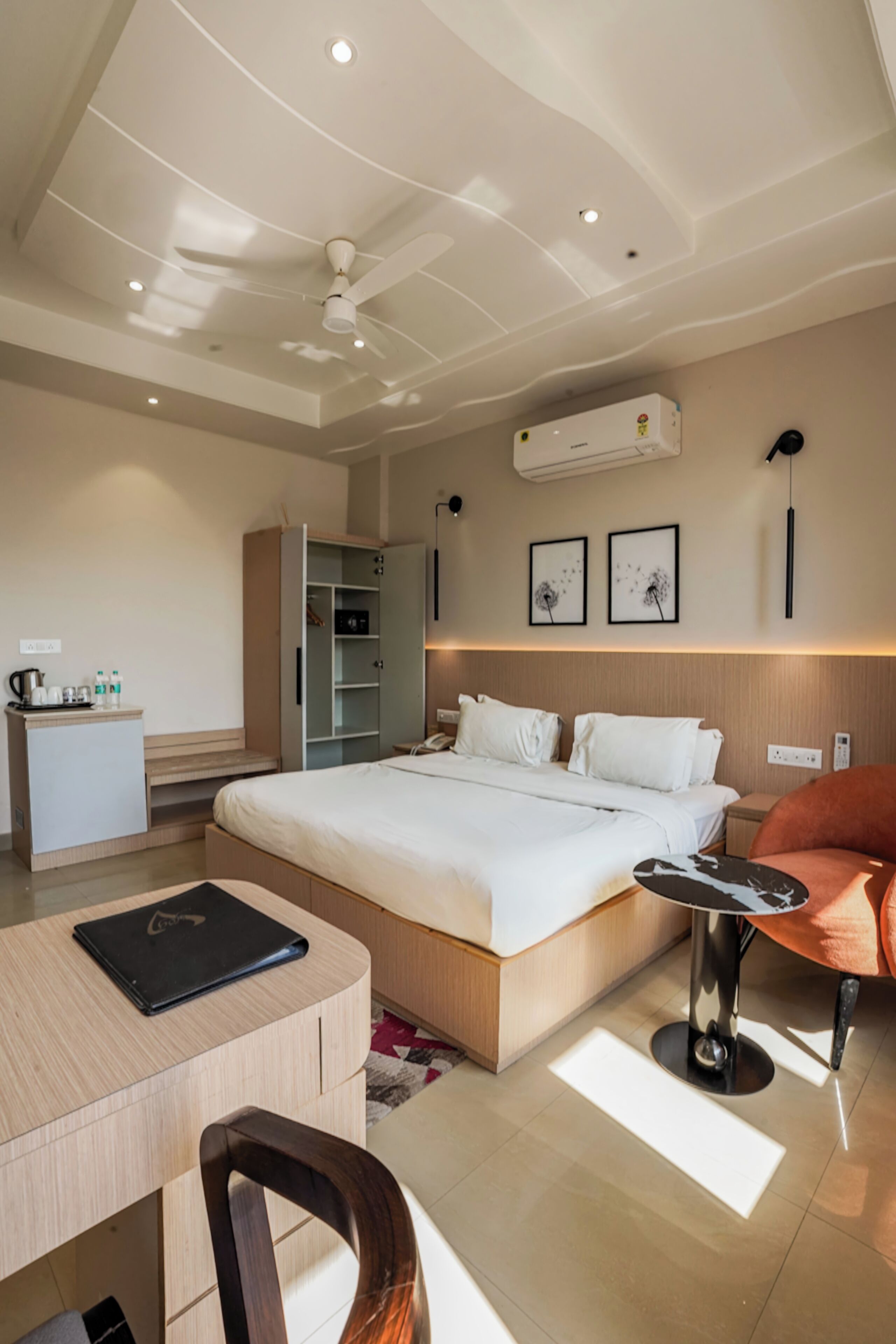 Ropa de cama de alta calidad y caja de seguridad en la habitación 