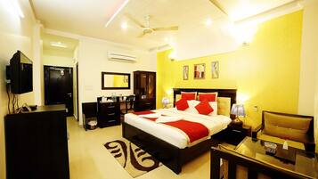 Ropa de cama de alta calidad y caja de seguridad en la habitación