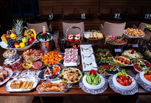 Daily cooked-to-order breakfast (INR 200.00 per person)