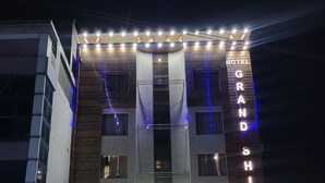 A hotel named 'Hotel Grand Shiva' with a sign indicating 'Rooms', 'Restaurant', and 'Banquet' services. - Hotel Grand Shiva (Haridwar)