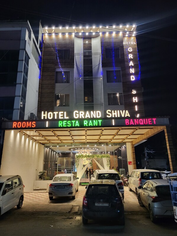A hotel named 'Hotel Grand Shiva' with a sign indicating 'Rooms', 'Restaurant', and 'Banquet' services. - Hotel Grand Shiva (Haridwar)
