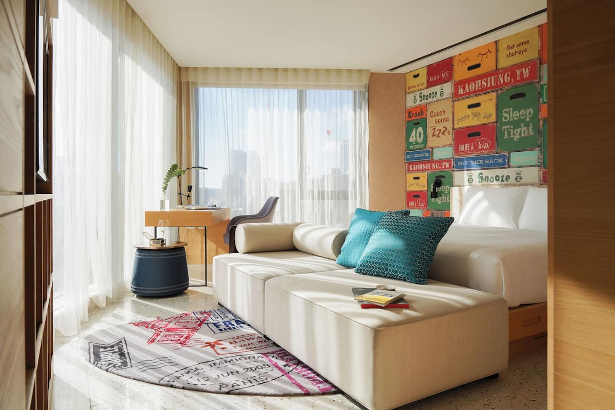 Premium-Zimmer, 1 King-Bett und Schlafsofa, Parkblick | Allergikerbettwaren, Daunenbettdecken, Minibar, Zimmersafe