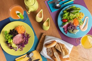 A table with a meal consisting of a salad, bread, and a drink. - Hotel Indigo Kaohsiung Central Park by IHG (Kaohsiung)