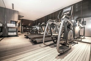 A modern gym with treadmills, ellipticals, and weight machines. - Hotel Indigo Kaohsiung Central Park by IHG (Kaohsiung)