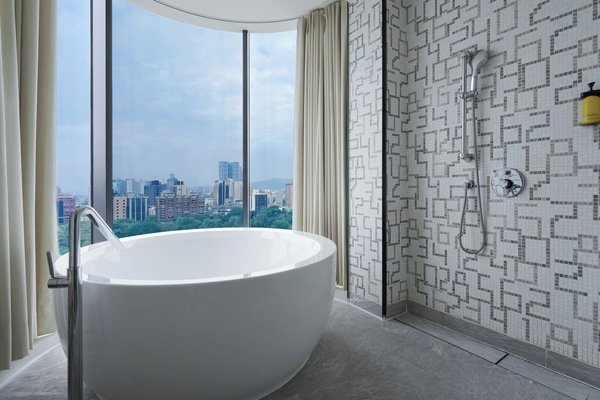 Suite, 1 Bedroom, Park View (Dining) | Bathroom | Eco-friendly toiletries, hair dryer, bathrobes, slippers