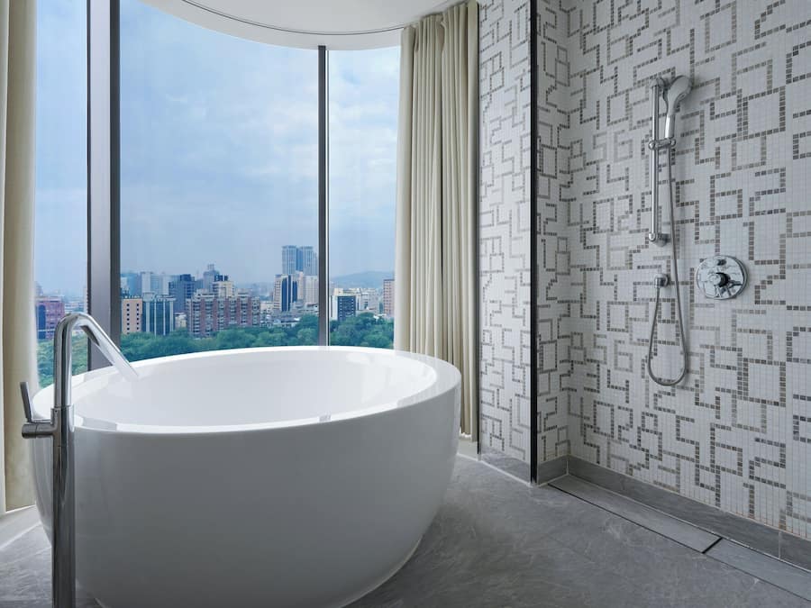 Suite, 1 kamar tidur, pemandangan taman (Dining) | Kamar mandi | Perlengkapan kamar mandi ramah lingkungan dan pengering rambut