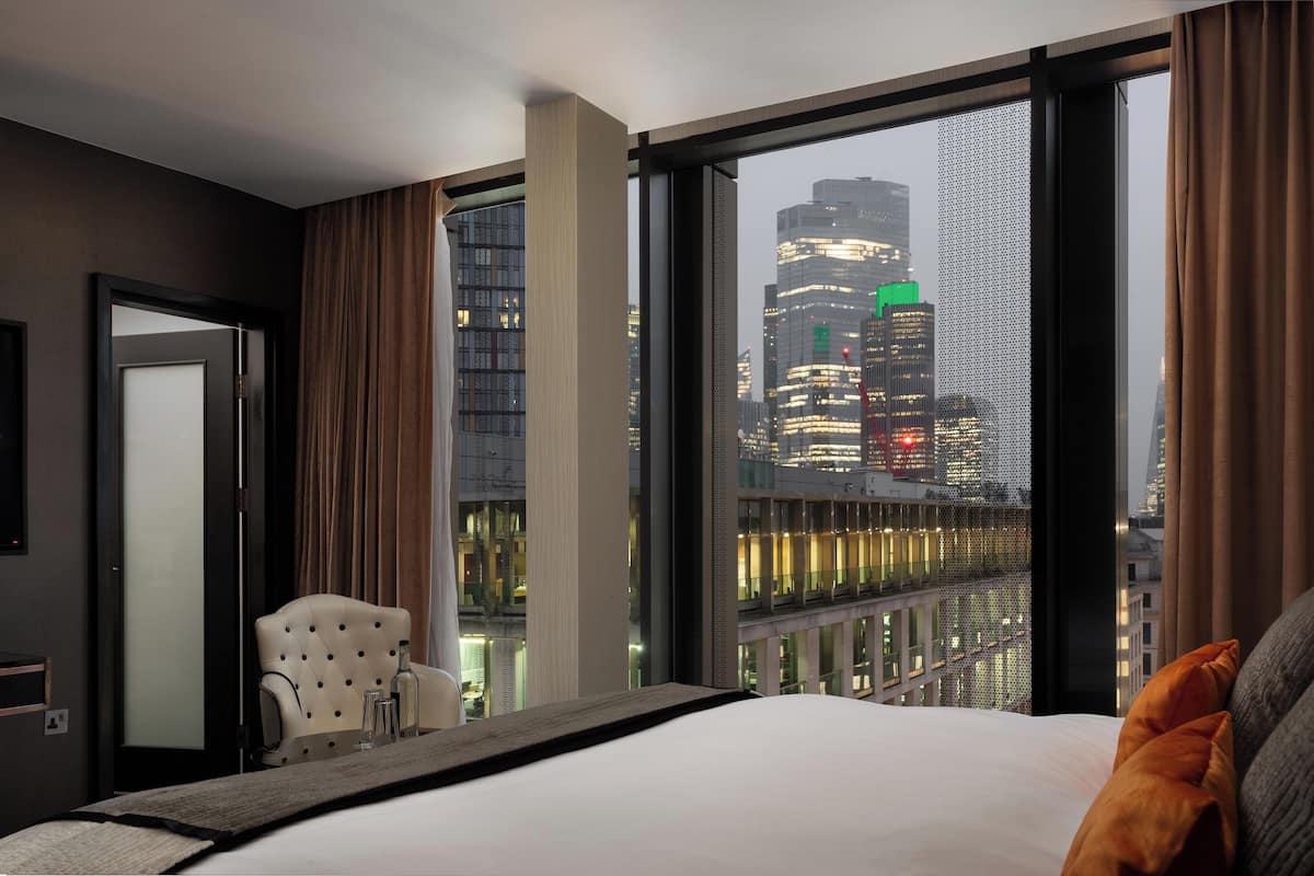 Een minibar, een kluis op de kamer, een bureau, een laptopwerkplek