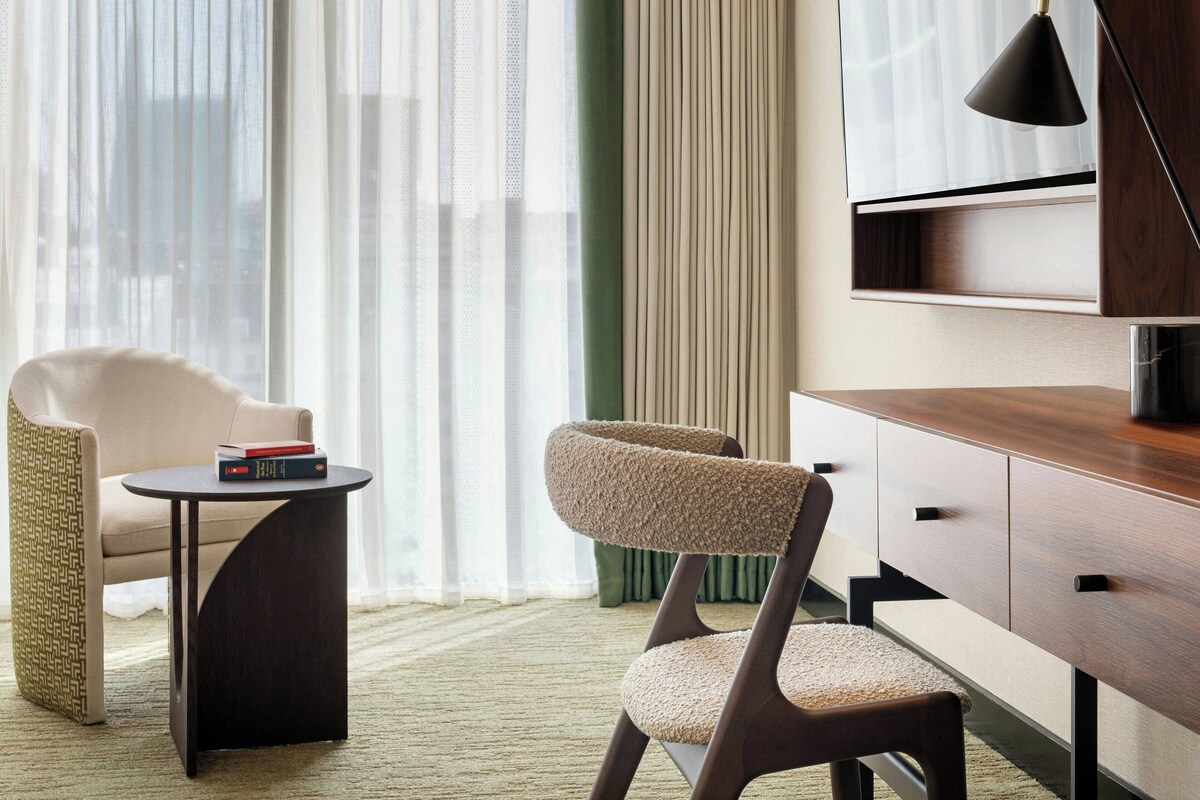 Executive Room, 1 King Bed | Minibar, in-room safe, desk, laptop workspace