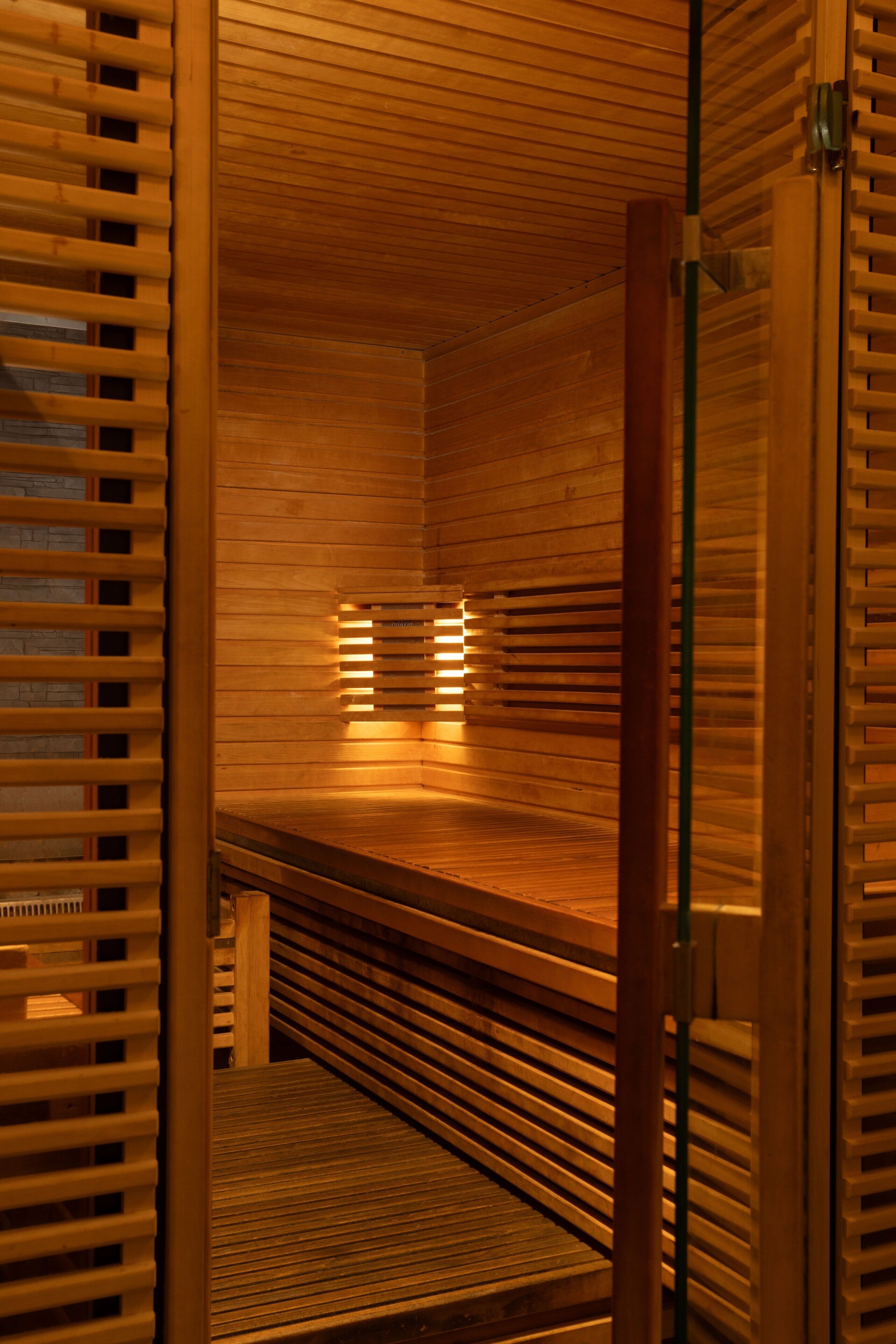 sauna, hot tub, steam room, deep-tissue massages, swedish massages