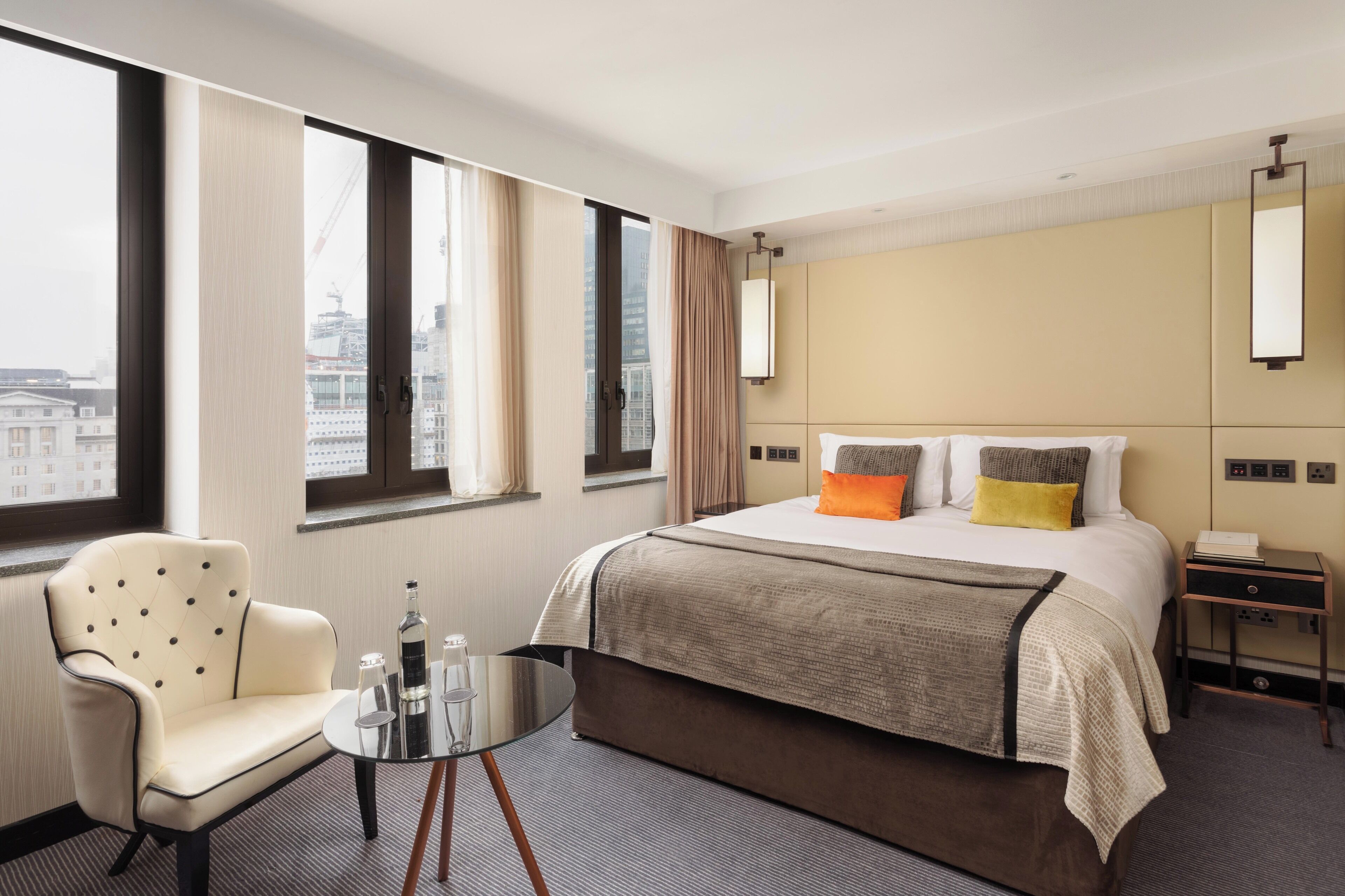 Deluxe tweepersoonskamer | Een minibar, een kluis op de kamer, een bureau, een laptopwerkplek