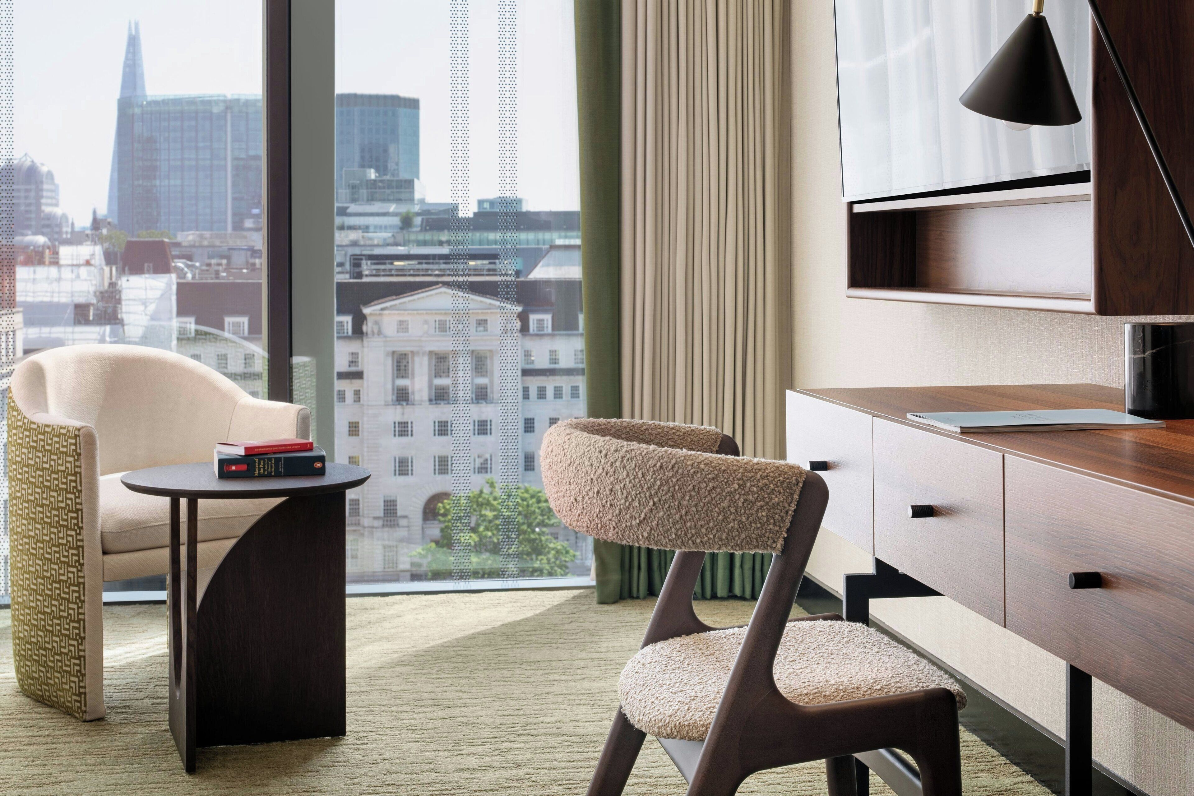 Minibar, coffres-forts dans les chambres, bureau