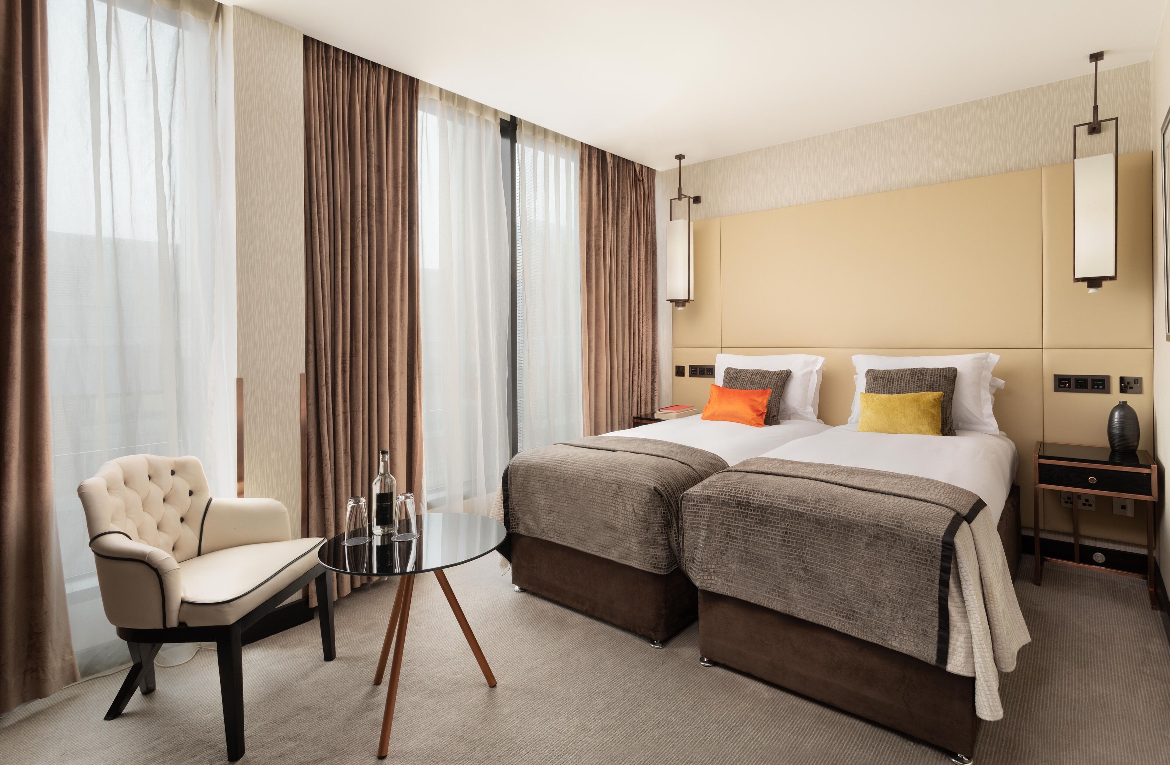 club twin room (montcalm) | 1 bedroom, minibar, in-room safe, desk