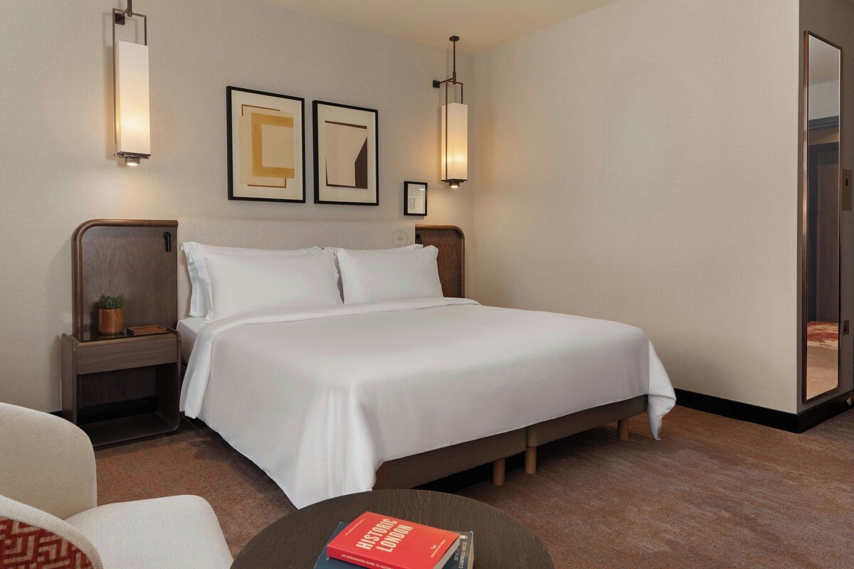 Deluxe Room, 1 King Bed | Minibar, in-room safe, desk, laptop workspace