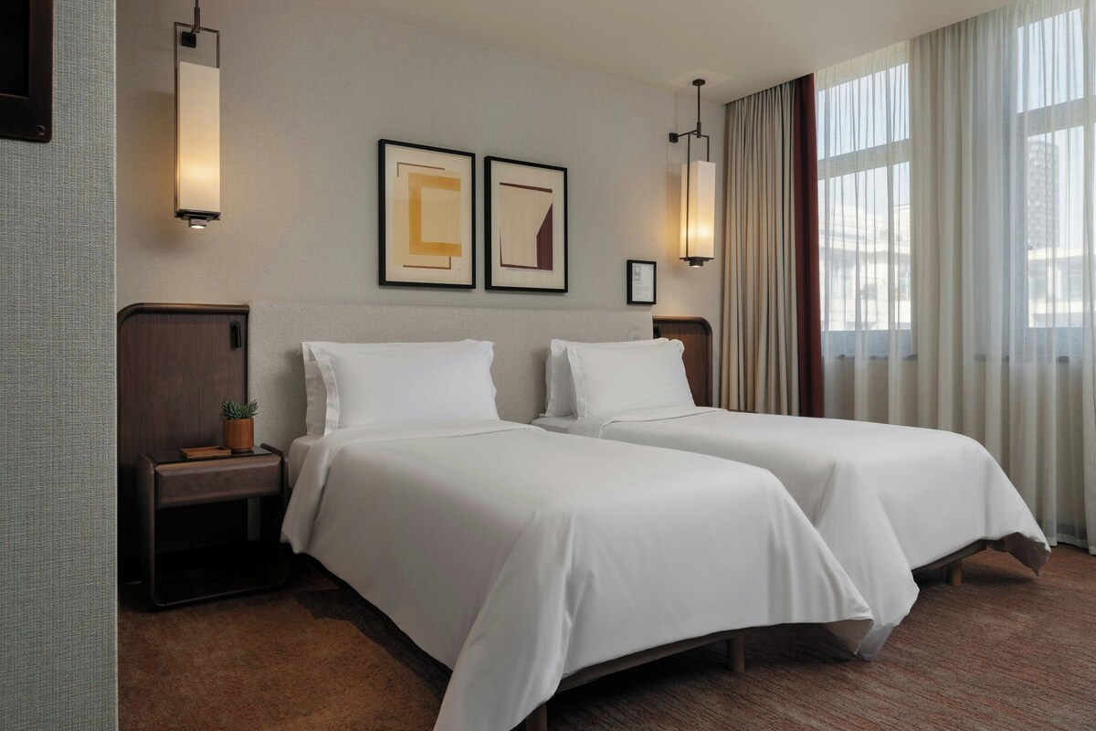 Deluxe Room, 2 Single Beds | Minibar, in-room safe, desk, laptop workspace
