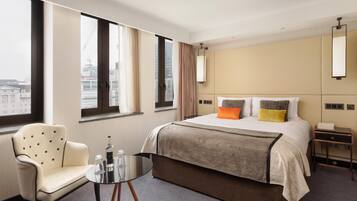 Quadruple Room | Minibar, in-room safe, desk, laptop workspace