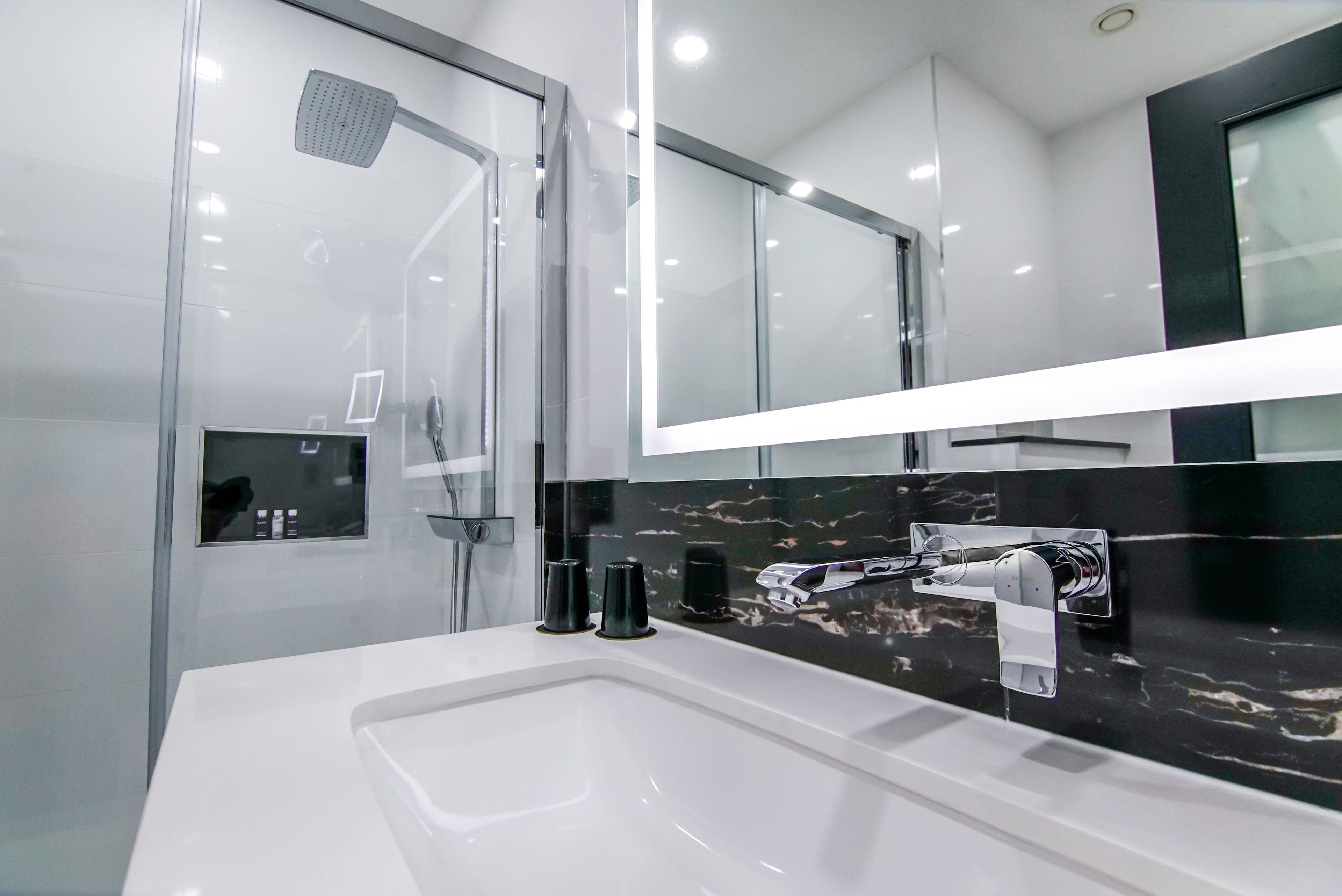 club twin room (montcalm) | bathroom sink