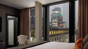 Montcalm Club | Minibar, in-room safe, desk, laptop workspace