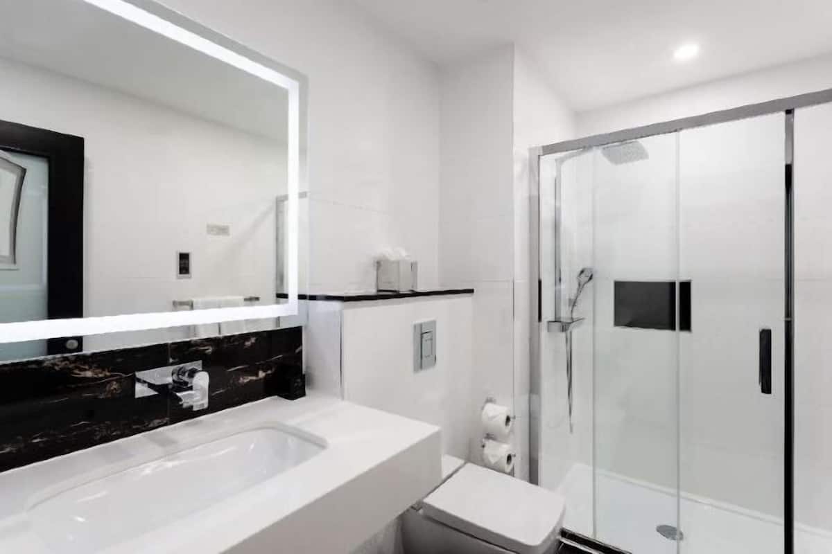 Articles de toilette de luxe, sĂšche-cheveux, chaussons