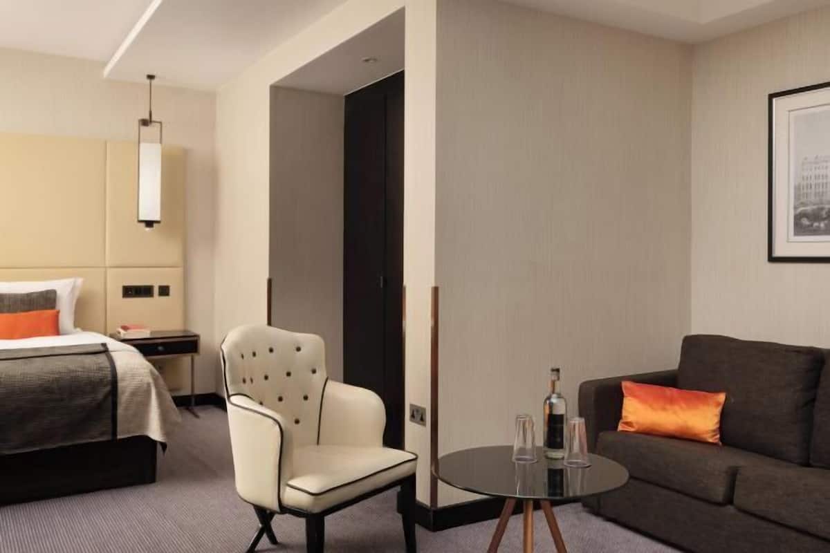 Minibar, värdeförvaringsskåp på rummet och skrivbord