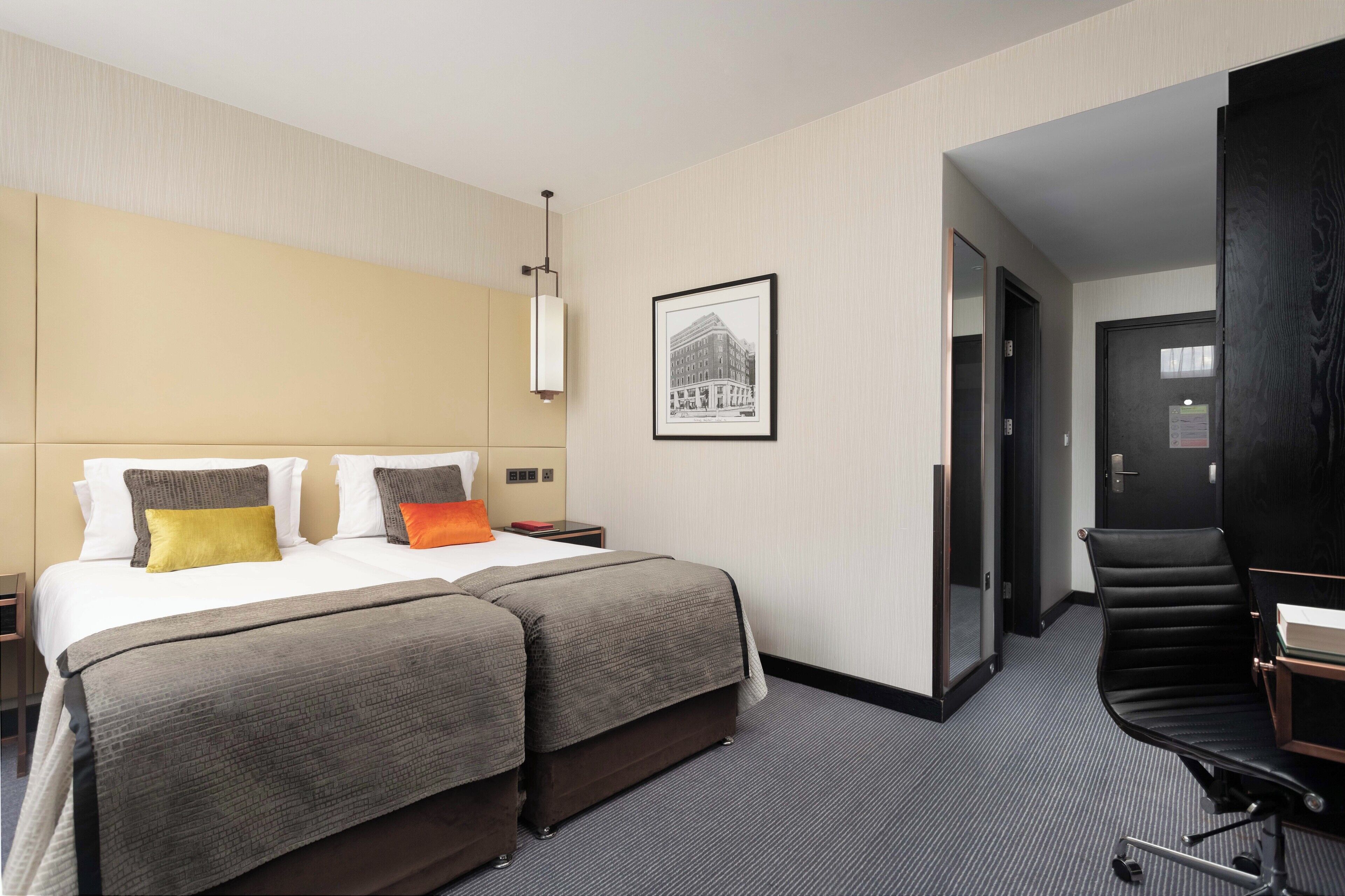 Een minibar, een kluis op de kamer, een bureau, een laptopwerkplek