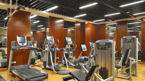 A gym with treadmills, elliptical machines, and weightlifting equipment. - Yuluxe Hotel Taizhou (Taizhou)