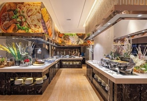 A modern restaurant with a central island, multiple serving stations, and a variety of dishes displayed. - Yuluxe Hotel Taizhou (Taizhou)