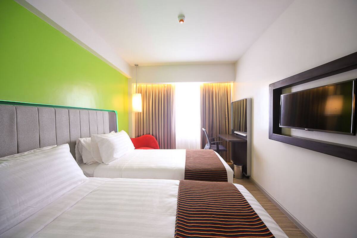 in-room safe, desk, laptop workspace, blackout curtains