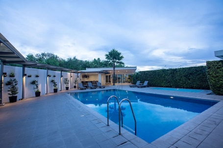 Outdoor pool, pool umbrellas, sun loungers. Park Inn By Radisson Clark