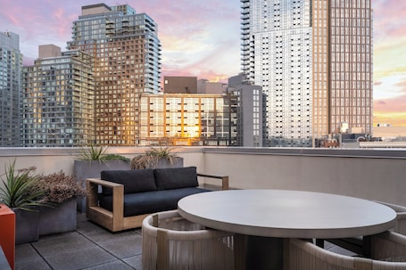 Studio Suite | 1 bedroom, premium bedding, in-room safe, desk. EVEN Hotel Brooklyn by IHG