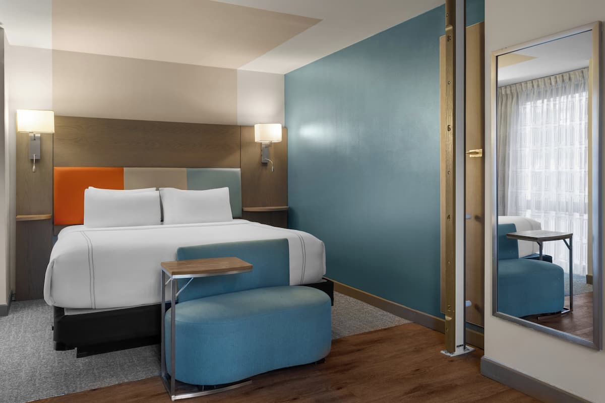 开间套房 | 1 多间卧室、高档床上用品、客房内保险箱、办公桌