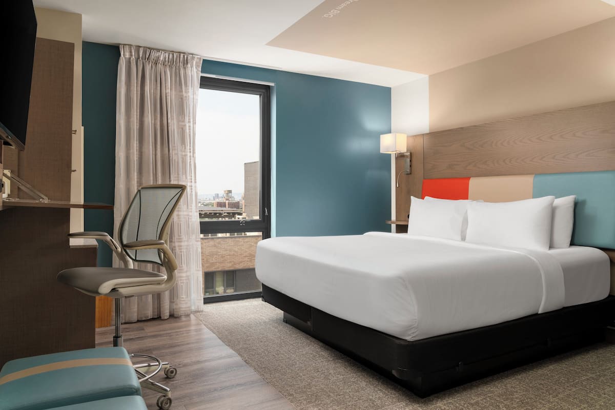Standardzimmer, 1 King-Bett | 1 Schlafzimmer, hochwertige Bettwaren, Zimmersafe, Schreibtisch
