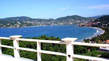 2 restaurants, breakfast, lunch served; local and international cuisine