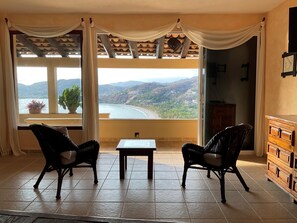 Suite Deluxe, 1 cama de matrimonio grande, bañera de hidromasaje, vistas a la playa | 1 dormitorio, caja fuerte, decoración individual y mobiliario individual