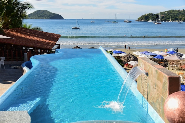 Hồ bơi ngoài trời